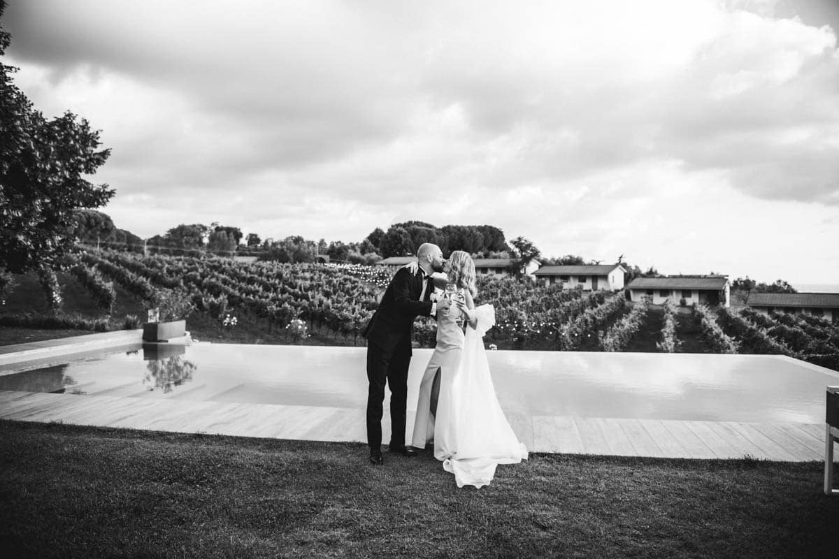 Un Abbraccio Genuino: Sposi Abbracciati con lo Sfondo della Piscina L'abbraccio perfetto: Un momento d'amore autentico