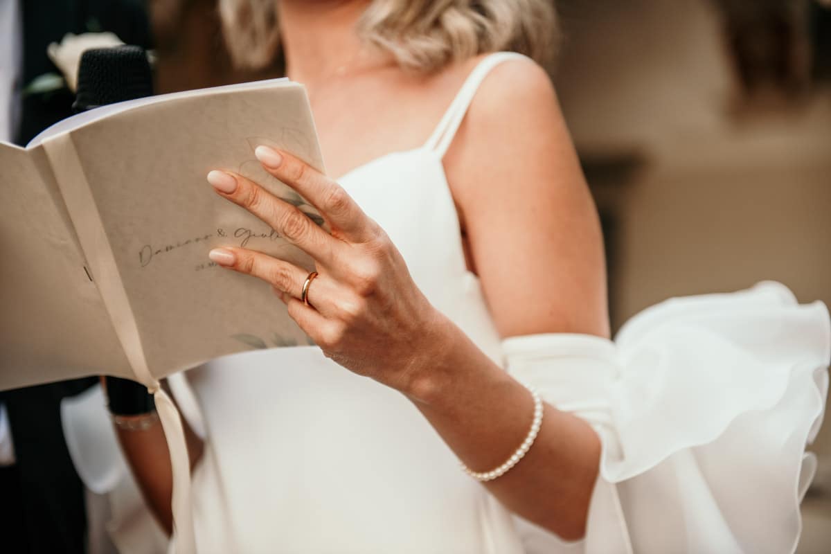 Il Discorso della Sposa: Dettagli e Gioia sul Libricino Fede e parole: La sposa regge il libricino