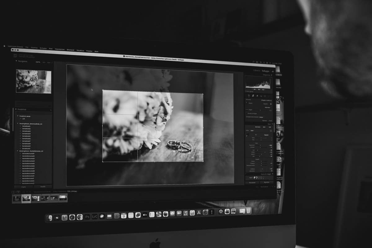 editing-lightroom-fedi-nuziali-matrimonio Interfaccia di Adobe Lightroom su monitor professionale in studio durante l'editing di una foto di fedi nuziali. Il software mostra la cura dei dettagli e la post-produzione editoriale applicata ad ogni scatto del matrimonio.