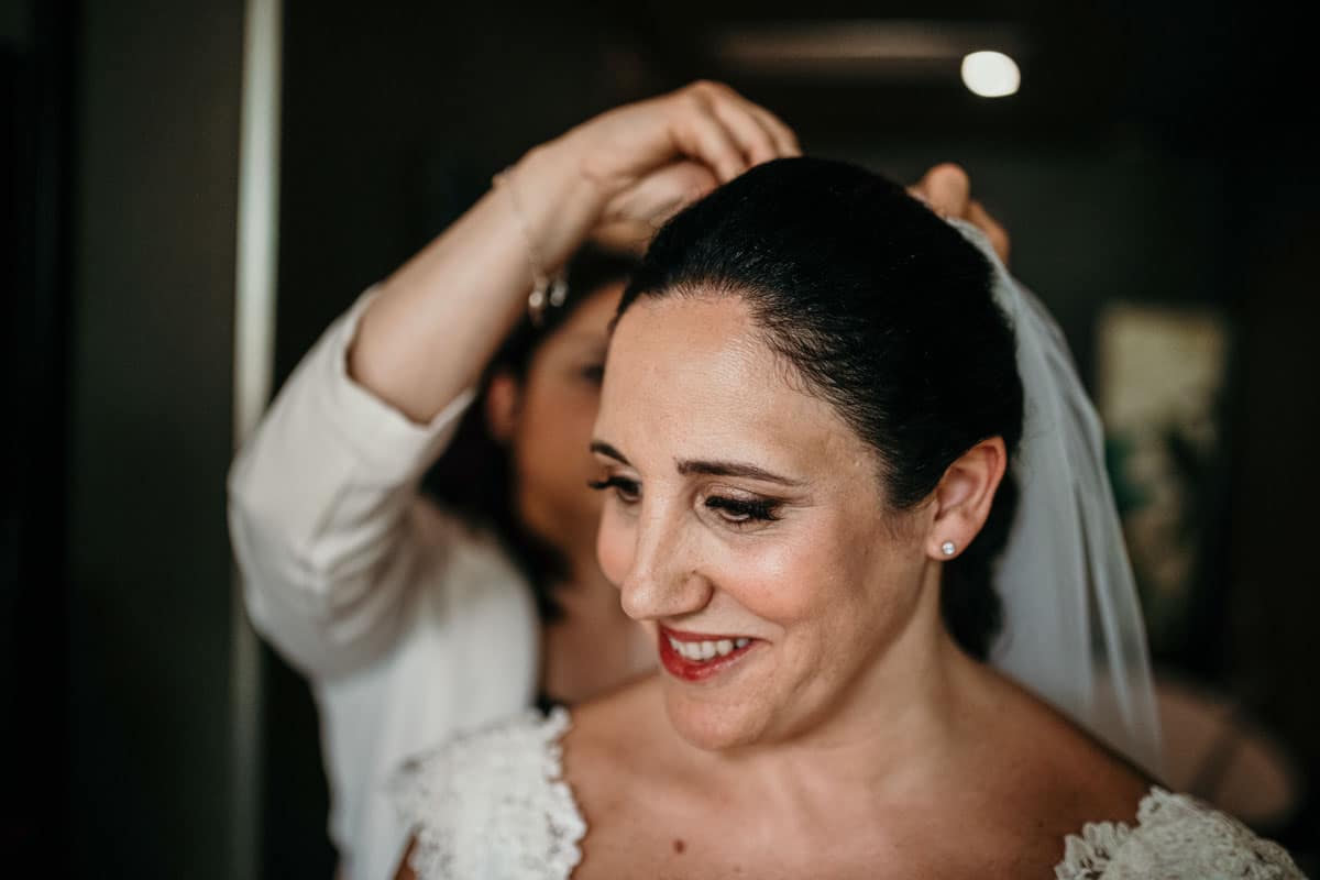 emozione della sposa durante la sua preparazione emozione matrimonio