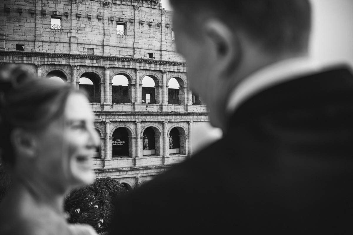 Matrimonio con pochi invitati – sguardo degli sposi davanti al Colosseo Sguardo degli sposi sul panorama mozzafiato del al Colosseo