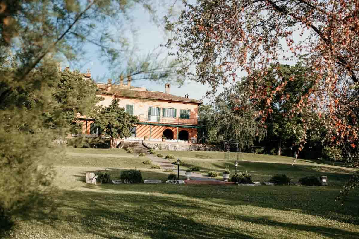 Vista della villa dal giardino principale Vista a tutto campo della facciata di Villa Senni vista dai giardini