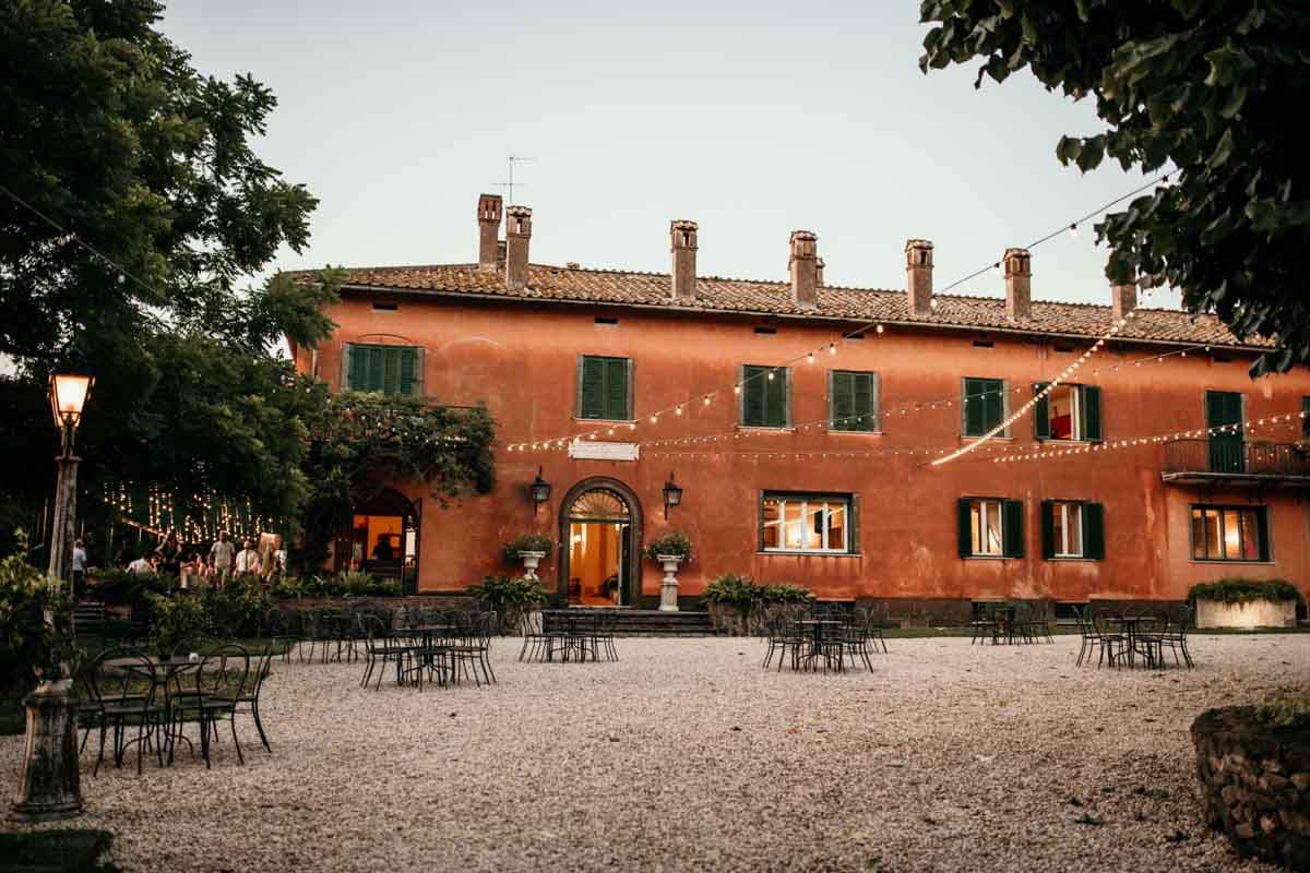 Facciata borghetto illuminata per aperitivo Villa Senni Grottaferrata