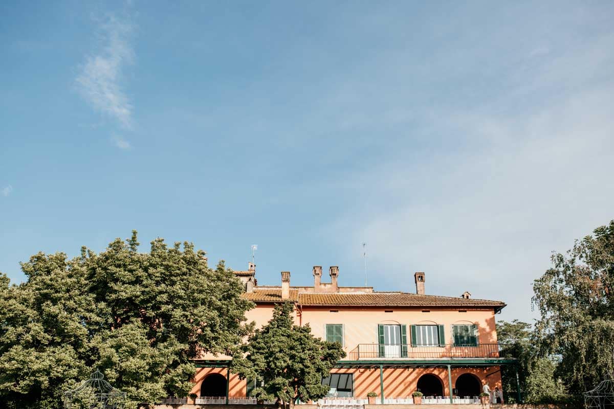 Prospettiva architettonica dei tetti villa dal prato Villa Senni vista da angolazione bassa verso l'alto nei giardini verdi