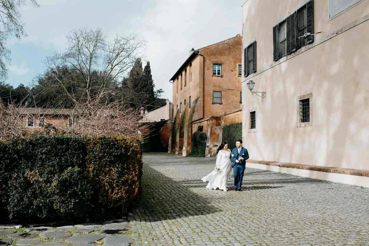 reportage-matrimonio-roma-spontaneo-emozionale Camminata spontanea degli sposi catturato con stile reportage a Roma - Qualità senza pose forzate