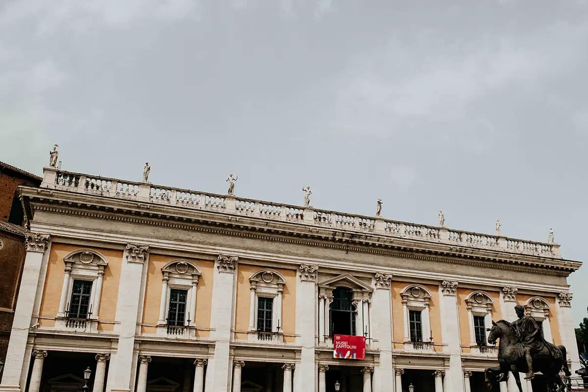 Dettaglio scultoreo e architettonico della Piazza del Campidoglio progettata da Michelangelo. Cornice storica per servizi fotografici di matrimonio a Roma.