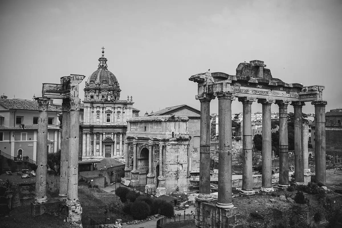 Vista panoramica mozzafiato sui Fori Imperiali dal balcone dietro il Campidoglio (Via di San Pietro in Carcere), Roma. Sfondo perfetto per le foto degli sposi dopo il sì.