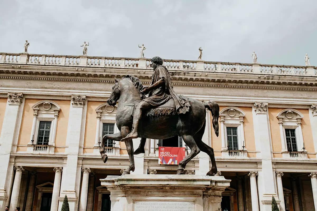 La statua equestre di Marco Aurelio al centro di Piazza del Campidoglio. Simbolo di Roma e sfondo iconico per le foto degli sposi dopo la cerimonia in Sala Rossa.