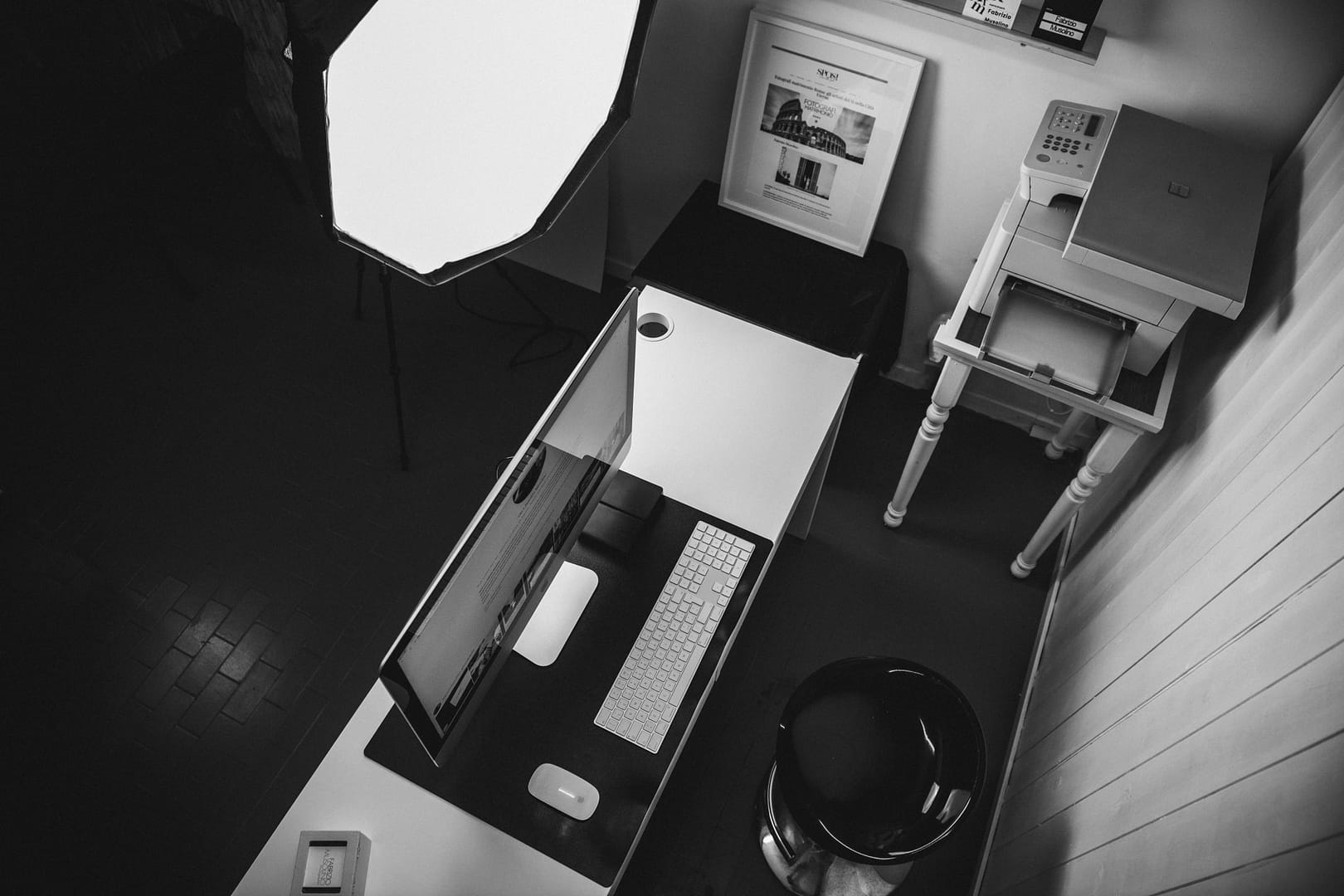 studio-post-produzione-fotografia-matrimonio-roma Postazione di editing professionale di Fabrizio Musolino per lo sviluppo digitale delle foto di matrimonio