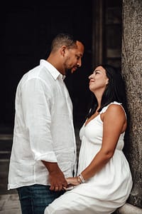 Coppia prematrimoniale al Pantheon di Roma, mano nella mano e guardandosi negli occhi, in un momento di dolcezza e connessione emozionale.