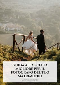 Coppia di sposi che passeggia nella natura a Roma durante uno shooting di matrimonio con grafica 'Guida alla scelta migliore per il tuo fotografo di matrimonio