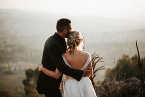 Coppia di sposi che si abbracciano in un romantico scenario naturale ai Castelli Romani durante lo shooting di matrimonio.