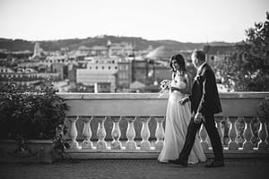 Coppia di sposi che passeggia a Terrazza Caffarelli Roma durante uno shooting di matrimonio al tramonto