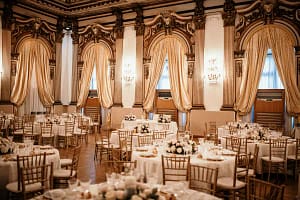 Panoramica della sala interna del Palazzo Brancaccio Roma durante un evento di matrimonio, ideale per coppie di futuri sposi che cercano una location elegante e storica per il loro giorno speciale.