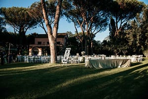 Panoramica del Relais Appia Antica a Roma durante un matrimonio fotografato da Fabrizio Musolino, con vista sul giardino e atmosfera romantica.