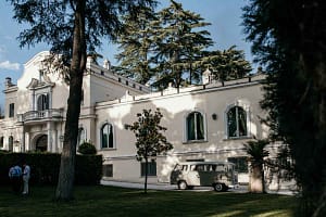 Panoramica della location Tenuta S. Antonio a Roma durante un evento di matrimonio, consigliata per le coppie in cerca di un luogo elegante e suggestivo per il loro grande giorno.