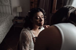 Ritratto di una sposa mentre si trucca durante i preparativi del matrimonio nella location di Magliano Sabina (Rieti), catturato da Fabrizio Musolino, fotografo di matrimoni professionista.