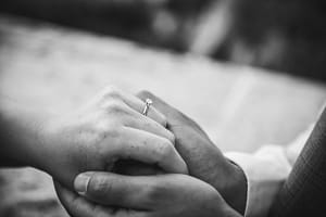 Proposta di matrimonio al Giardino degli Aranci a Roma, l'anello di fidanzamento scintillante sulla mano di Loise durante il momento romantico con Francesco.