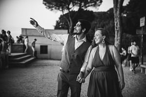 Coppia durante proposta di matrimonio al Giardino degli Aranci a Roma, con Francesco che indica a Loise il panorama mozzafiato della città