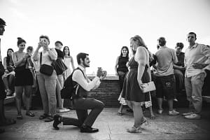 Francesco si inginocchia con emozione davanti a Loise durante la proposta di matrimonio al Giardino degli Aranci a Roma