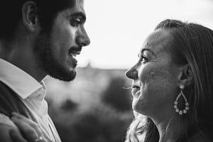 Francesco e Loise si guardano emozionati durante la proposta di matrimonio al Giardino degli Aranci a Roma, catturando un momento di pura gioia e amore condiviso.