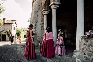 La sposa Laura e il papà si avviano verso la chiesa