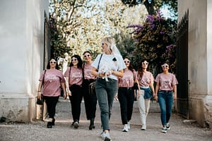 Futura sposa passeggia con le amiche a Villa Borghese.