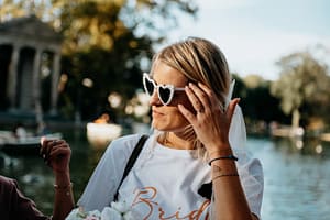 Futura sposa posa da sola a Villa Borghese durante il servizio fotografico.