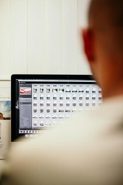 Fabrizio Musolino al lavoro su Lightroom Fotografo di matrimonio che osserva le foto su Lightroom di spalle