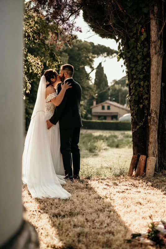 scatto-degli-sposi-emozionale Ritratto degli sposi in uno scatto emozionale, immersi nella luce calda e nell’intimità del momento.