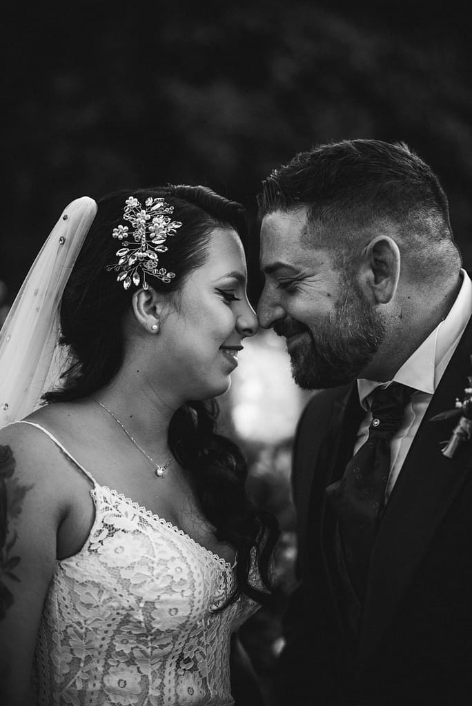 Momento di intimità tra gli sposi durante il matrimonio. Momento di intimità tra gli sposi, con sguardi pieni d'amore e complicità.