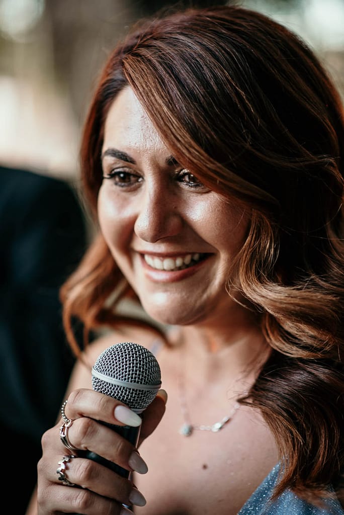 La testimone condivide un discorso emozionante durante il rito civile. La testimone emozionata tiene un discorso durante il rito civile del matrimonio.