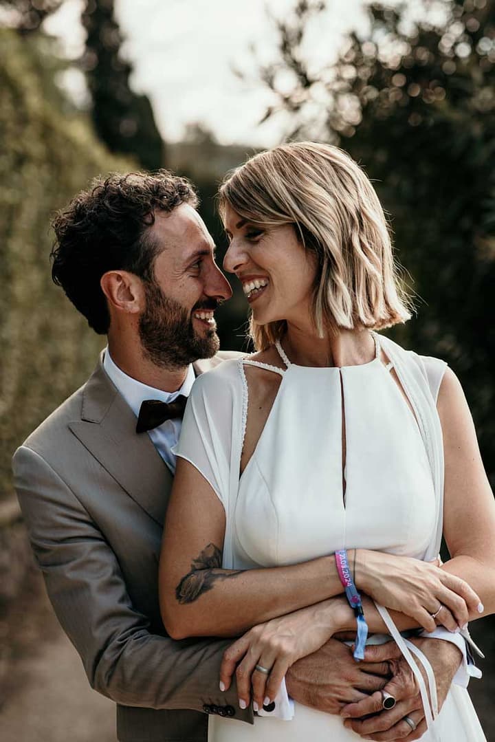 Abbraccio degli sposi durante lo shooting - Fotografie Matrimonio Roma