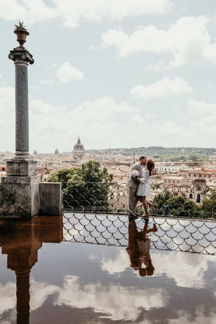 Sposi in un momento spontaneo sulla terrazza del Pincio con panorama su Roma, servizio fotografico di matrimonio a cura di Fabrizio Musolino