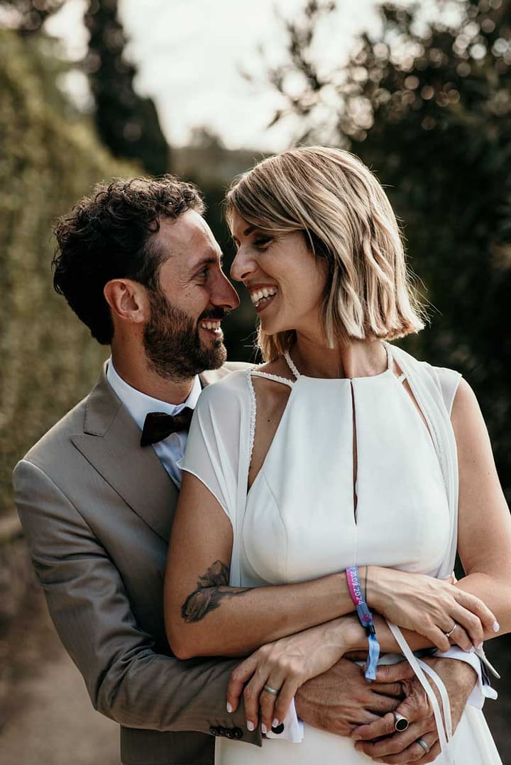 Abbraccio degli sposi durante lo shooting - Fotografie Matrimonio Roma
