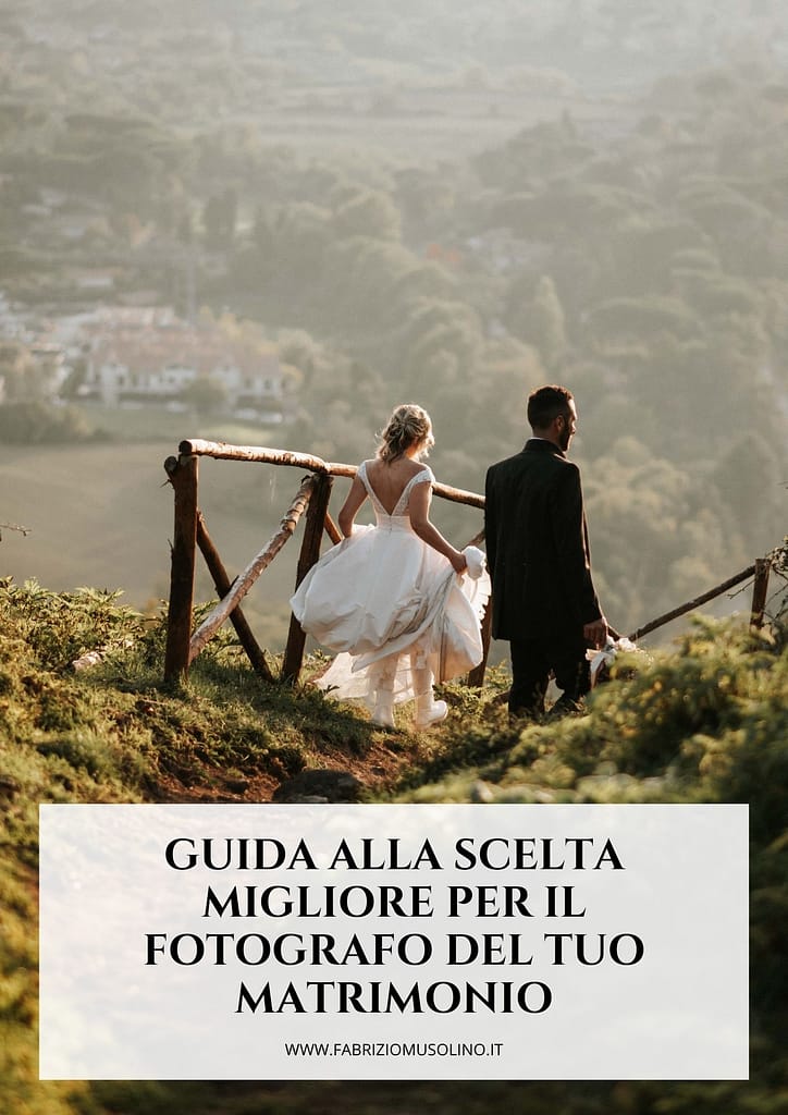 Guida per scegliere il miglior fotografo di matrimonio – Sposi in passeggiata nella natura romana Coppia di sposi che passeggia nella natura a Roma durante uno shooting di matrimonio con grafica 'Guida alla scelta migliore per il tuo fotografo di matrimonio