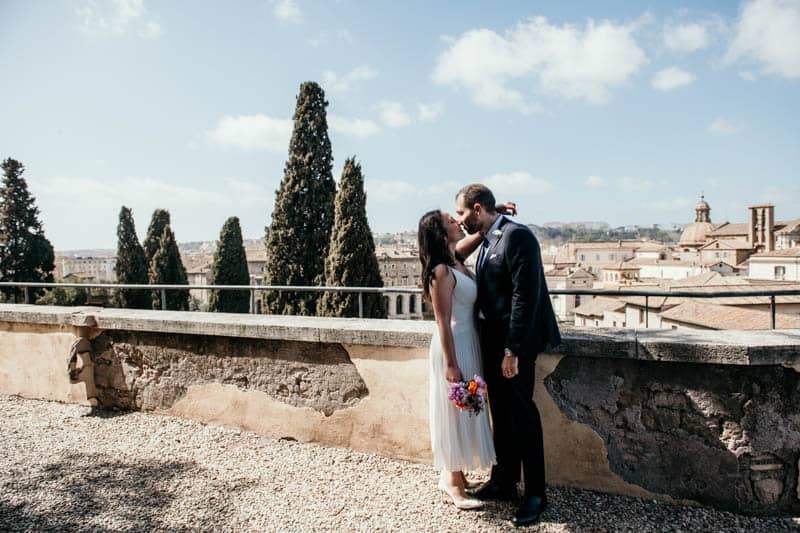 Il bacio degli sposi durante la sessione dello shooting fotografico - Proposta Mini