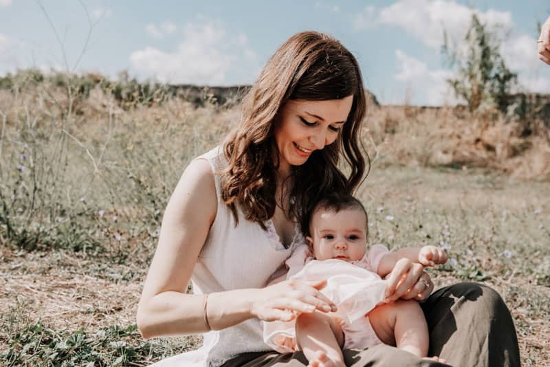 Mamma che tiene in braccio la sua bambina al Parco degli Acquedotti, Roma